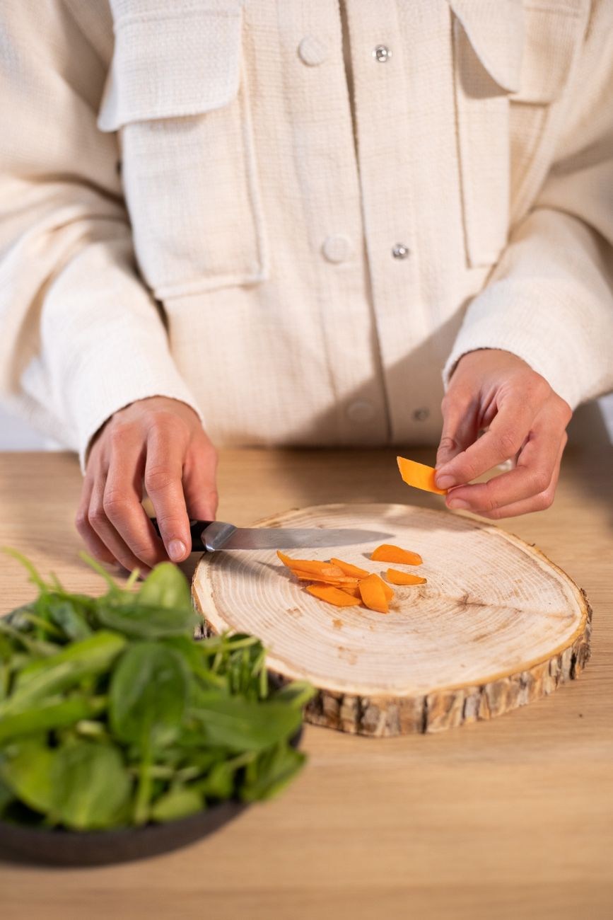 Plan de travail culinaire authentique avec batterie émaillée et couteaux forgés